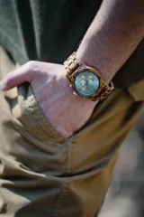 Reloj de pulsera Chenaut Lune con caja y correa de madera de zebrano, esfera plateada con números romanos y subdiales plateados, movimiento de cuarzo, función de cronógrafo y fechador, cristal Hardlex resistente a los arañazos y resistencia al agua 3 ATM.