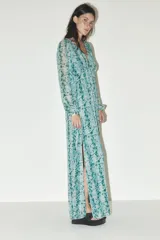 Vestido largo de escote en pico y manga larga, con estampado floral en tonos celeste y verde.