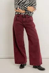 Pantalón de jean wideleg color borgoña con efecto lavado.