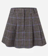 Short pollera con estampa de cuadros, cintura con trabillas, cierre por vista oculta y bajo plisado.