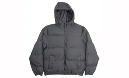Campera puffer negra con capucha, cierre frontal con cremallera y bolsillos laterales.