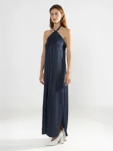 Vestido largo blanco de lino italiano con hilo metalizado y escote halter ajustable con cordón.