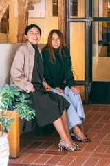 Zapato de tacón con estampado animal print, tacón bloque de 6,5 cm y tira trasera.