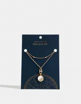 Collar corto dorado de doble cadena, una con bolitas y otra con dije redondo con diseño místico.