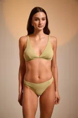 Top de bikini negro con textura acanalada y corte triangular.