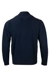 Sweater color café de tejido de punto, con cuello alto, cierre frontal completo y mangas largas.