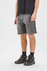 Bermuda gris con efecto lavado, de corte recto y largo a la rodilla. Presenta cintura con bragueta y botón metálico, bolsillos delanteros y traseros, y ruedo desflecado.
