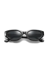 Lentes de sol negros con forma cat-eye, fabricados con materiales reciclados.