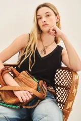 Remera negra de lino y viscosa, con corte en línea A y detalles de rib con lurex en el escote en V y sisas.