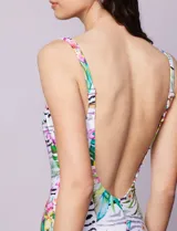 Malla enteriza blanca con estampado floral y animal print, de escote redondo y breteles regulables.