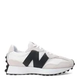 Championes New Balance 327 de estilo urbano, color blanco con logo "N" negro sobredimensionado y detalles en gris.