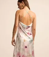 Vestido midi de breteles finos con estampado floral, escote en V y volado en el busto. Confeccionado en tejido satinado con escote degagê en la espalda.