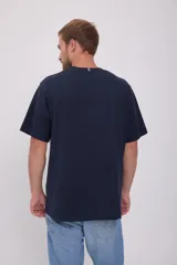 Camiseta de hombre con cuello redondo y mangas cortas, color azul marino con bloque horizontal color crema en el pecho y logo 'Originals' bordado.