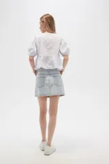 Minifalda de jean celeste con bolsillos delanteros y traseros.