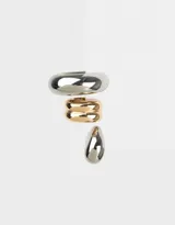Set de tres aros: dos earcuffs chunky a presión, uno dorado y otro plateado, y un aro colgante con cierre de tope a presión, con dije en forma de gota plateada.