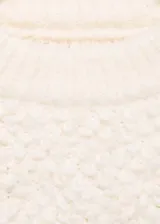 Sweater de punto grueso color blanco con terminaciones de canalé, cuello redondo y tejido bouclé.