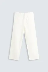 Pantalón de vestir color blanco hueso, de corte relajado (relaxed fit) y tejido de algodón con textura espiga. Presenta bolsillos frontales, bolsillo cerillero y bolsillos traseros de vivo.
