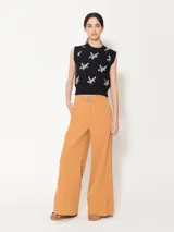 Pantalón de poplin 4way color azul marino, de corte wide leg, con lazo y elástico en la cintura, hebillas de enganche personalizados, presillas en la cintura, cierre a tono, gancho pantalonero, botón interno teñido a tono de tela, aberturas laterales inferiores, bolsillos laterales y bolsillos ojales en espalda.