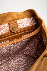 Bolso tipo tote de gamuza vegana color camel, con asas de mano y logo grabado en el frente.