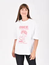 Remera blanca de corte holgado con mangas cortas y estampado frontal con cerezas, dados y texto en color rosa.