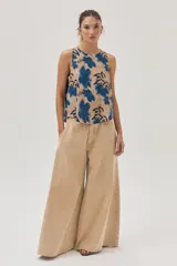 Blusa sin mangas estampada en tonos azul y camel, confeccionada en lino viscosa, fresca y ligera.