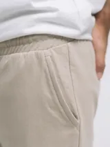 Short negro de felpa French Terry con cintura elastizada y cordón ajustable.