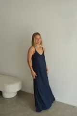 Vestido largo azul marino de viscosa, con tirantes finos y escote en V.
