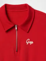 Buzo rojo de algodón con cuello tipo polo, medio cierre con cremallera y logo de Gap bordado en blanco en el pecho.