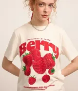 Remera color crema de algodón con estampado de frambuesas y texto "Delicious & Tasty Berry".