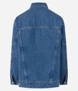 Campera trucker de jeans azul oscuro, corte amplio, con cuello clásico, cierre frontal con botones blancos, mangas largas y bolsillos delanteros con solapa.