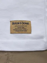 Remera fucsia de algodón con estampa rectangular en el frente que contiene una ilustración abstracta y texto en japonés.