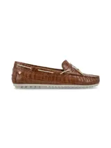Mocasín marrón de cuero con textura tipo cocodrilo, cordones de cuero crudo con punteras metálicas doradas y suela blanca de goma antideslizante.