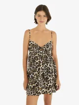 Vestido corto con estampado de leopardo, breteles finos y escote con abertura en forma de gota.