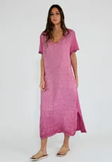 Vestido largo color amarillo, de lino y algodón, con escote en V y mangas cortas.