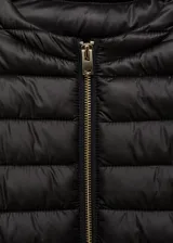 Campera acolchada negra con cierre frontal y cuello redondo.