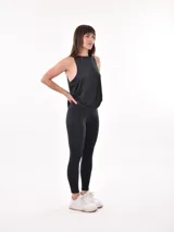 Musculosa gris de corte holgado con sisas amplias.