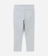 Pantalón de hombre color gris claro, corte slim, confeccionado en sarga leve. Cuenta con cierre de botón y cremallera, y bolsillos.