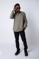 Camisa negra de manga larga con cuello mao y corte clásico.