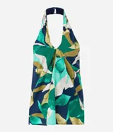 Blusa sin mangas con escote halter, estampado de follaje en tonos verde, azul y beige, y cinturón marrón.