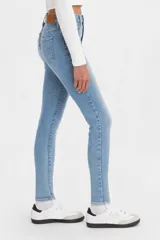 Jeans de tiro alto, corte super skinny y color celeste claro.