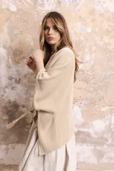 Saco tipo poncho color salmón, tejido en algodón, de silueta oversize y mangas 3/4 caídas.