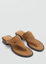 Sandalias marrones de cuero con tira ancha sobre el empeine y taco bajo.