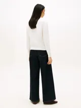 Sweater blanco de tejido de punto jersey con logo bordado en el pecho.