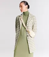 Saco alargado con estampado de cuadros tweed, cuello solapa, manga larga y abotonado frontal.