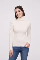 Polera de punto color marfil con cuello alto y ajuste ceñido, ideal para combinar.