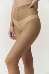 Medias de lycra color piel, transparentes, con puntera reforzada y terminación mate.