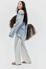 Pantalón de tiro bajo con elástico y cordón ajustable en la cintura, bolsillos al bies y piernas rectas. Confeccionado en tejido liviano con lino en la trama y estampado a rayas verticales en tonos celeste y beige.