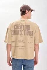 Remera color tostado de manga corta con estampa en el frente.