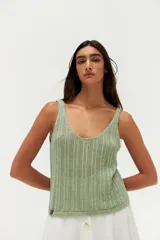 Musculosa verde tejida con breteles finos y escote redondo.