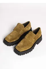 Mocasín de gamuza color verde oliva, con tira superior y suela track gruesa y negra.